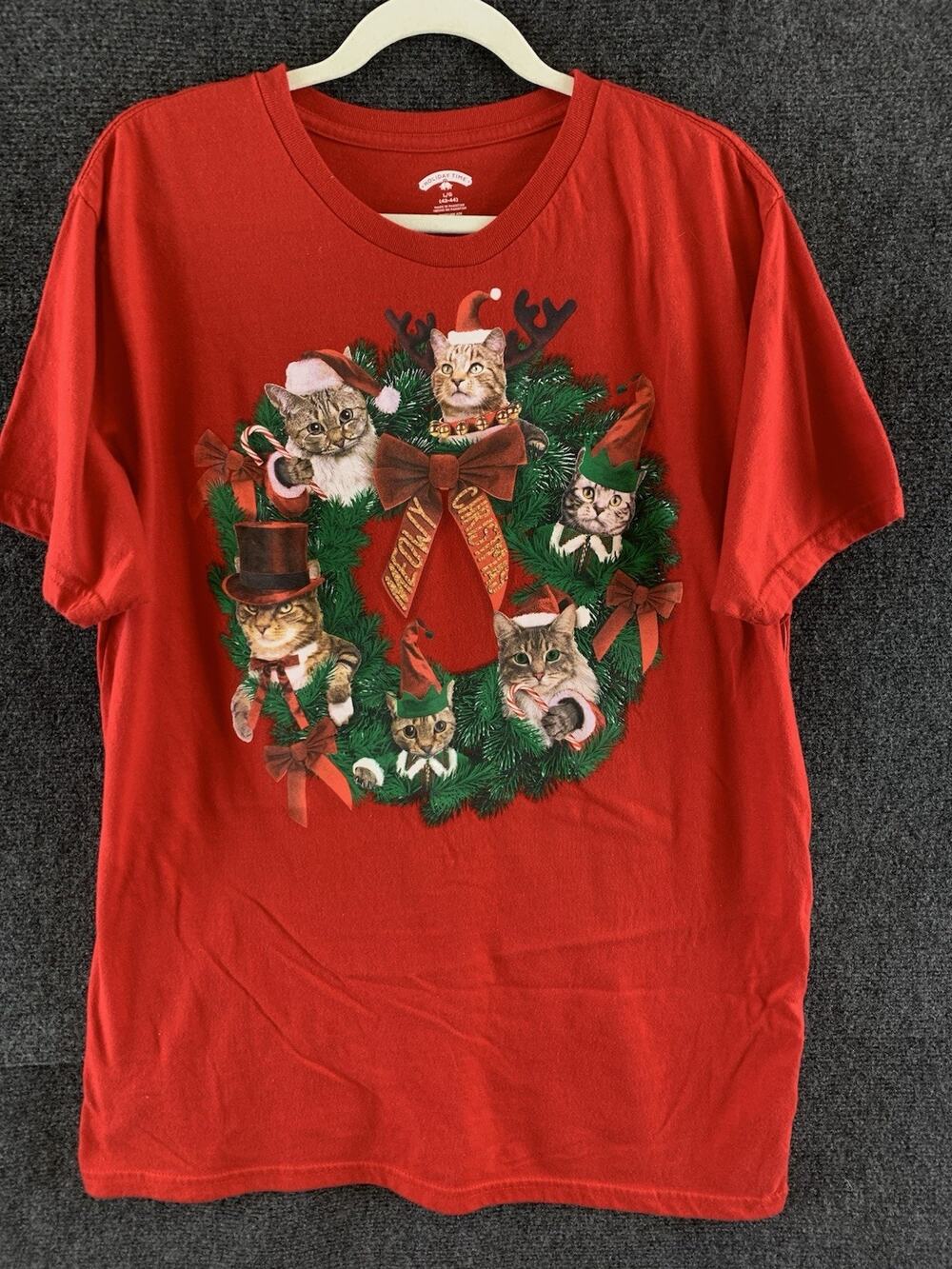 Cat Wreath Men’s T- Shirt Christmas Holiday Time Short Sleeve Red Size Large